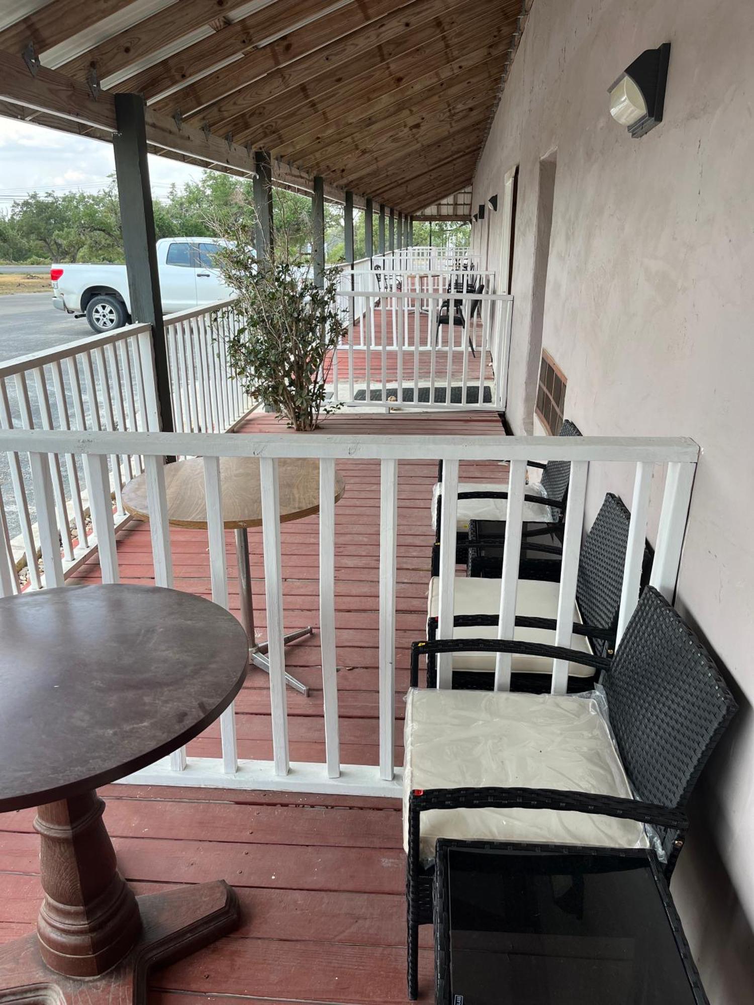 Outpost Motel Dripping Springs Bagian luar foto