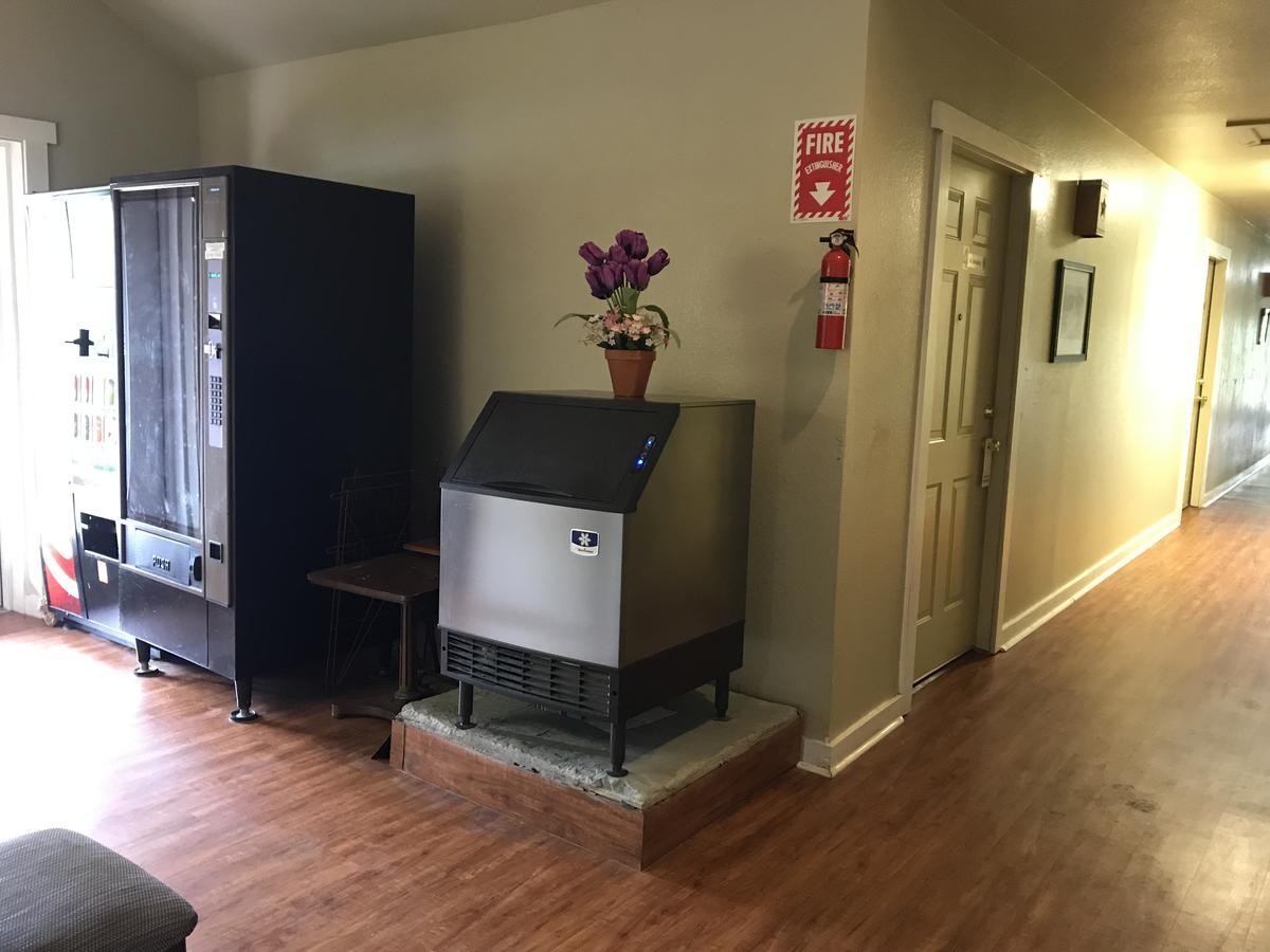 Outpost Motel Dripping Springs Bagian luar foto